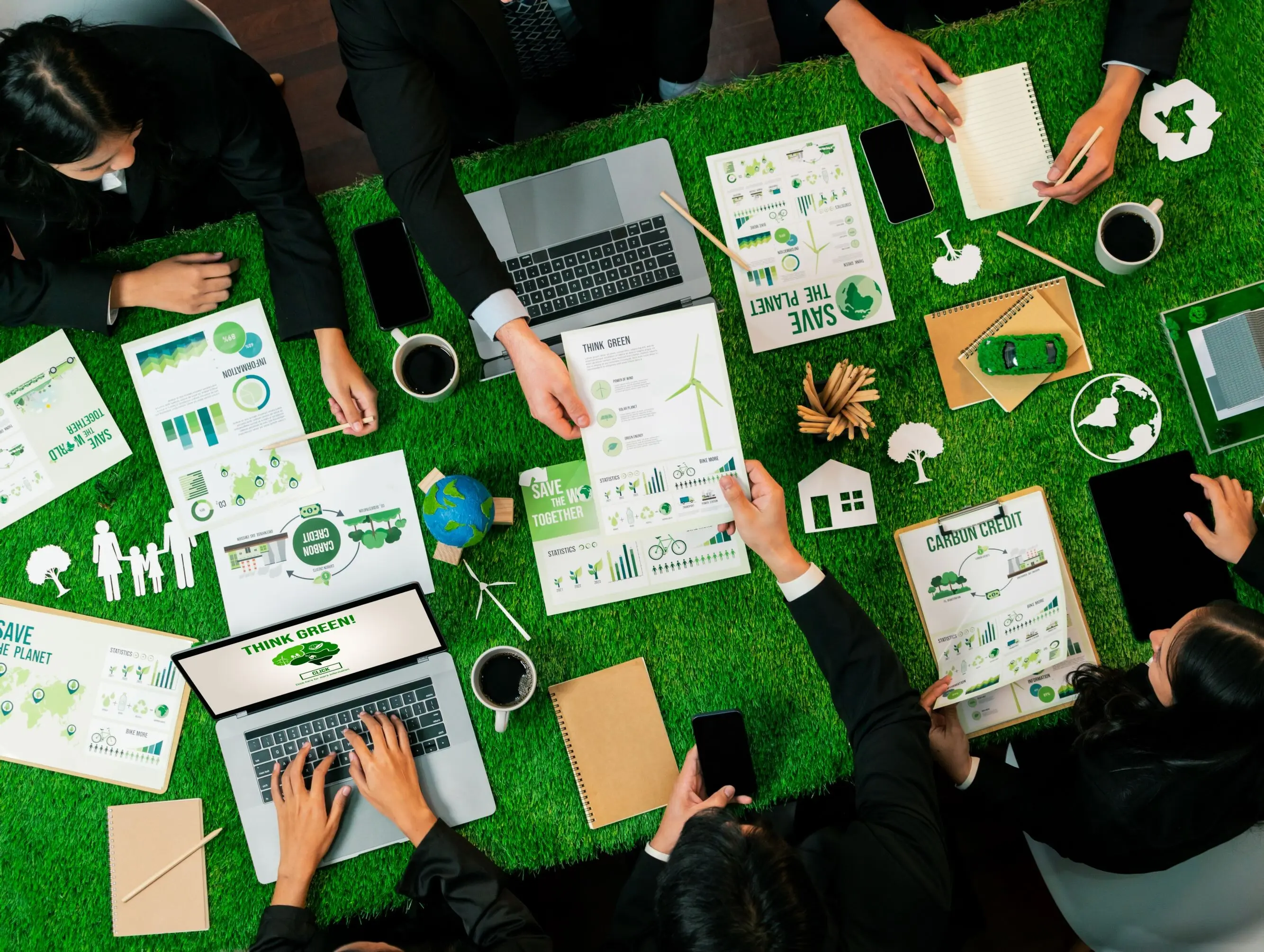 Panoramische Vogelperspektive auf Geschäftsleute, die Marketing mit Umweltverantwortung für eine grünere Umwelt planen. Produktive Teamarbeit trägt zum Naturschutz und zu einer nachhaltigen Zukunft bei. Reizvoll.