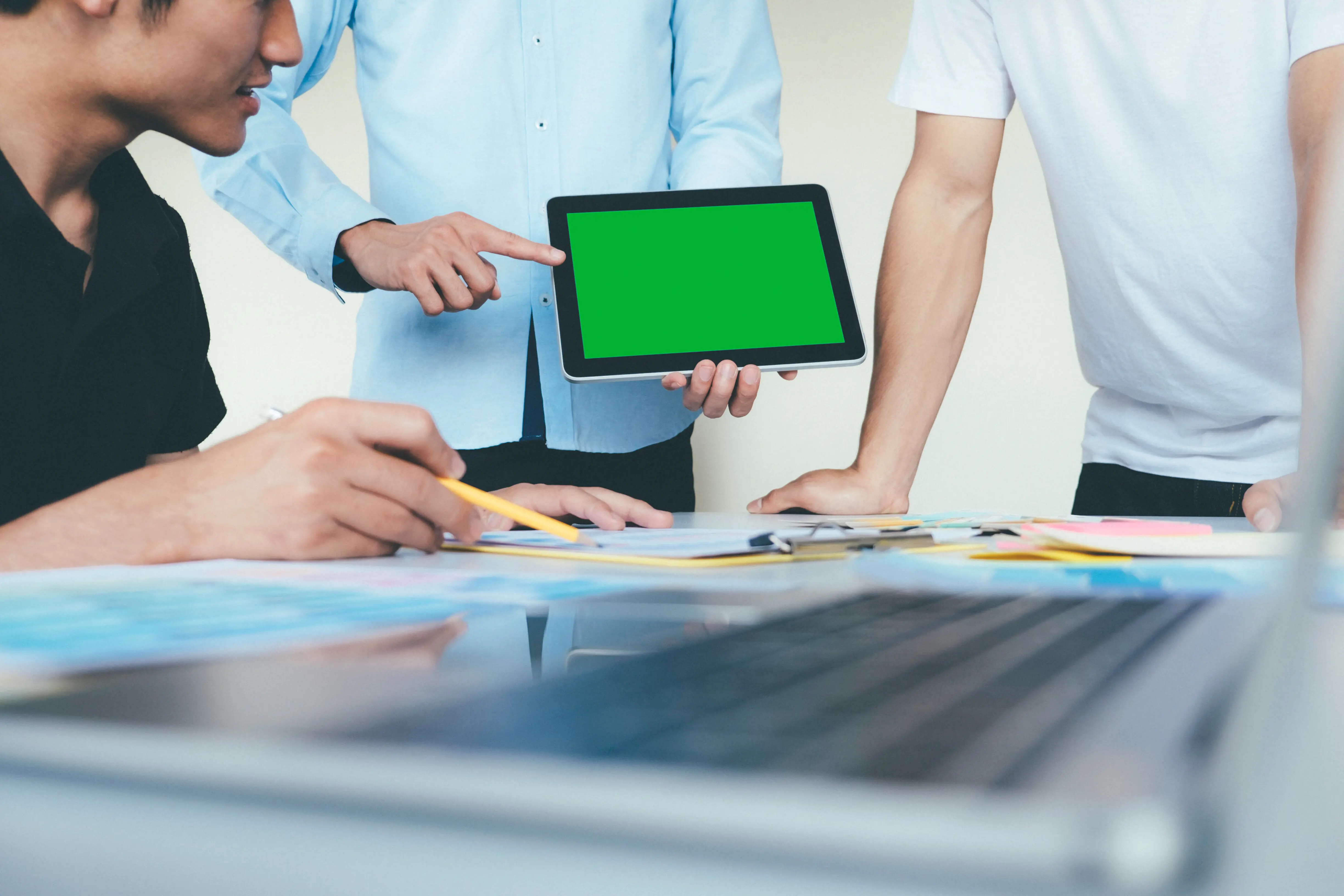 Geschäftsleute in einer Besprechung im Büro