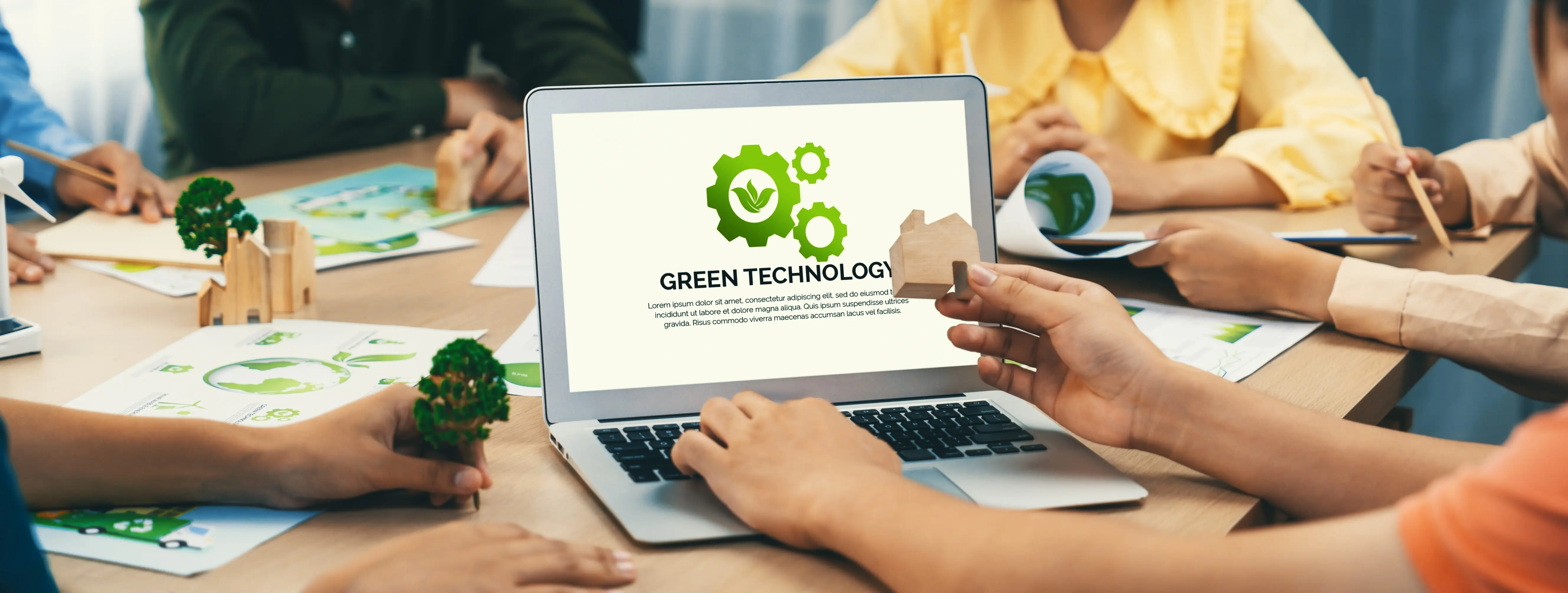 Auf einem Laptop angezeigtes Logo für grüne Technologie, Darstellung eines ökokonservativen Konzepts.