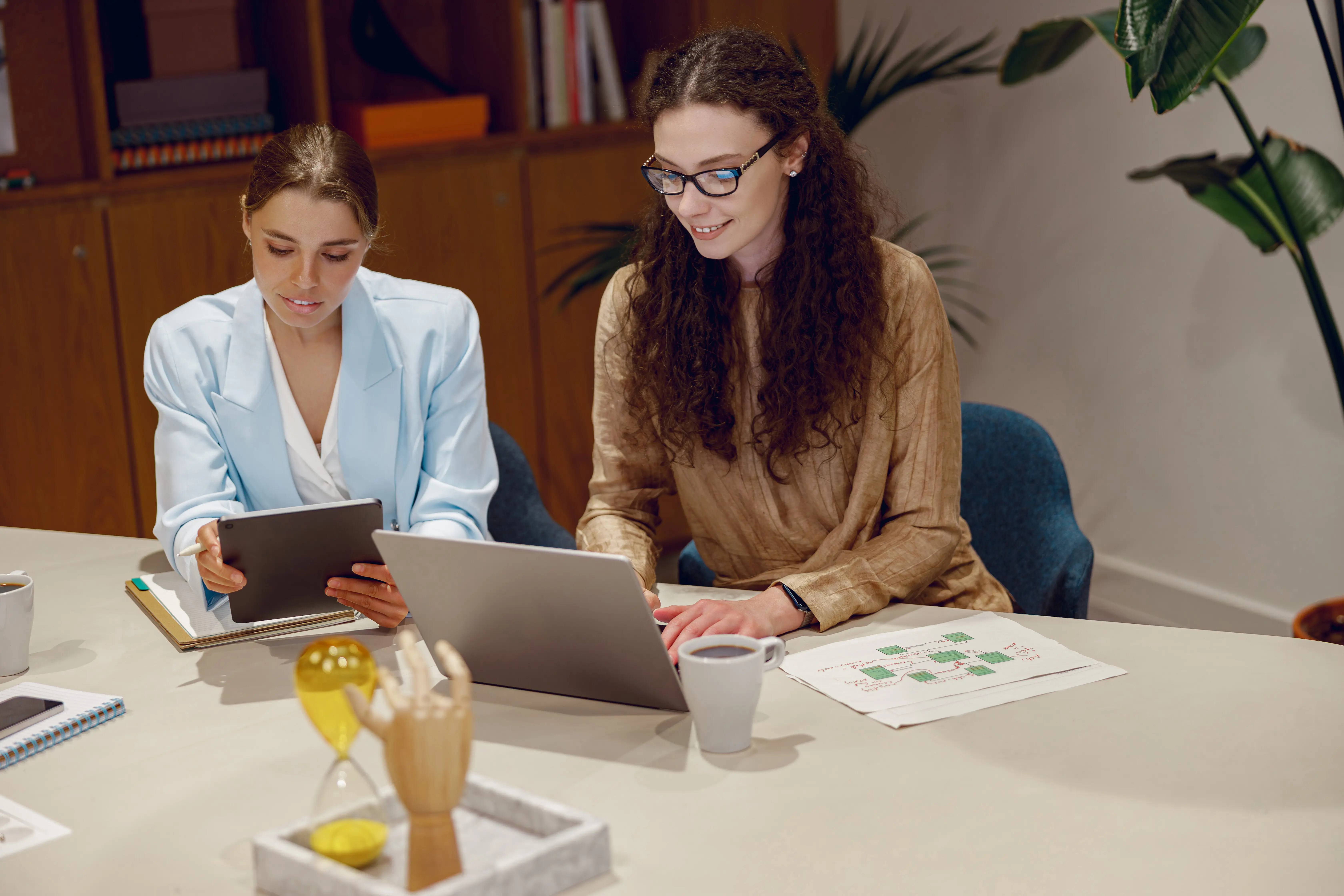 Die kollaborative Besprechung mit Technologie findet in einer modernen Büroumgebung statt.
